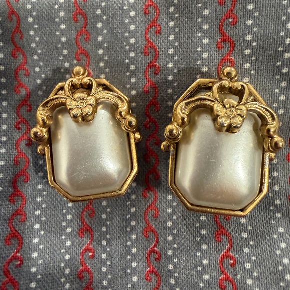 Vintage Jewelry - Vintage Gold-Tone Pearl Octagon Earrings - Classic Feminine Style